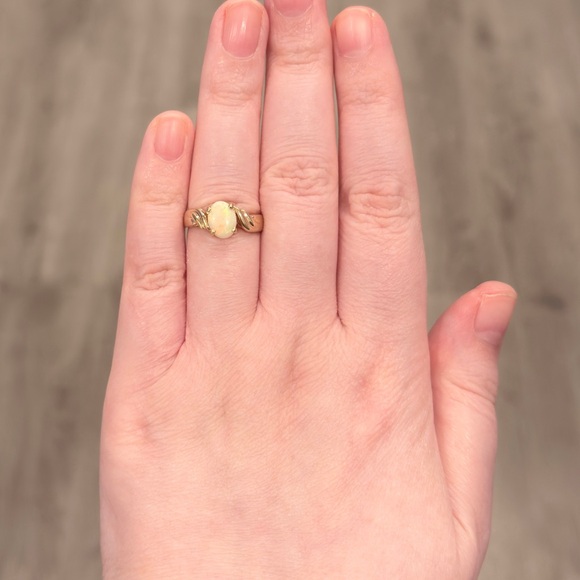 Vintage 10K Australian White Opal Ring: Gold Dainty Oval Solitaire Size 6.5 - Picture 10 of 12